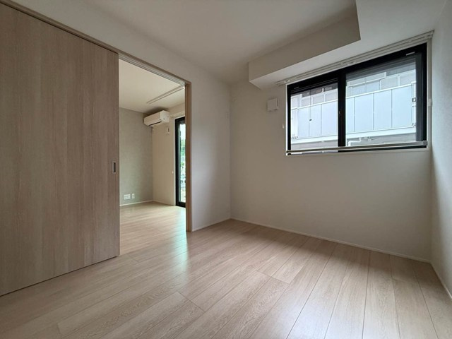 【洋室】 | 【新築】ELPIS COURT KURIKI | 南西向き洋室4.3帖☆リビングダイニングキッチンに繋がるお部屋です！洋室なのでお手入れもラクラク～♪