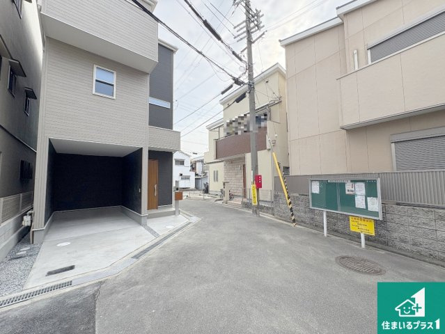 寝屋川市楠根北町　第1期　新築一戸建ての前面道路含む現地写真|周辺は閑静な住宅街！前面道路広々で車の出し入れも便利です。駐車が苦手な方でも安心して車庫入れできます！