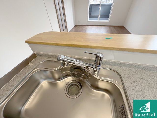 寝屋川市楠根北町　第1期　新築一戸建ての設備|浄水器を内蔵！炊飯時、お茶を作る時に安心してお水を使えます！お湯と冷水、浄水と原水、シャワーの切替えもワンタッチです！