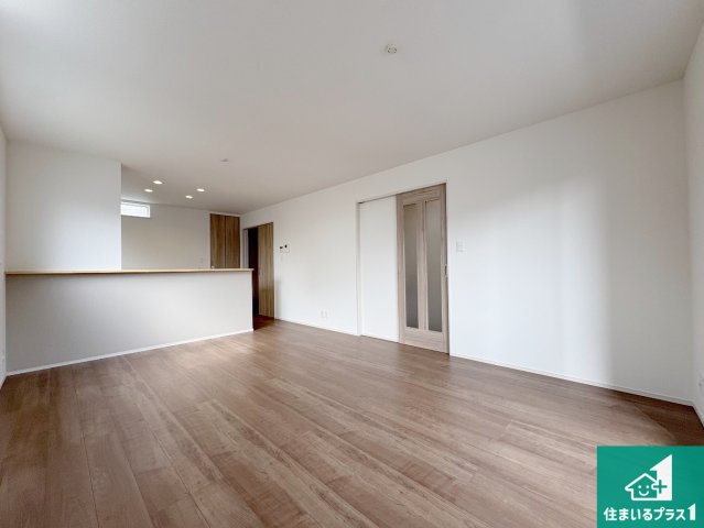 寝屋川市楠根北町　第1期　新築一戸建ての居間・リビング|シンプルなリビングは、観葉植物等のインテリアを楽しめますね！パパ好みにも、ママ好みにも家具次第で雰囲気を変えることができます！