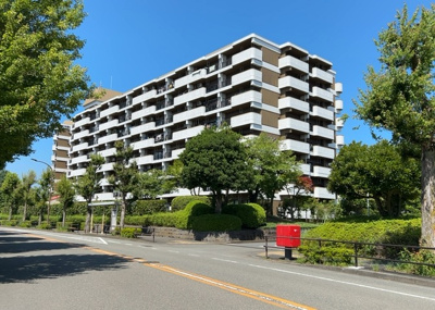 【外観】 | グリーンコープ鹿島 | 外観はマンション管理がされているかの目安になります。築年数が古いと、壁面は劣化してひび割れが生じることも！建物が古びていても細かいところが修繕されていると、きちんと管理されているなぁと感じるでしょう。