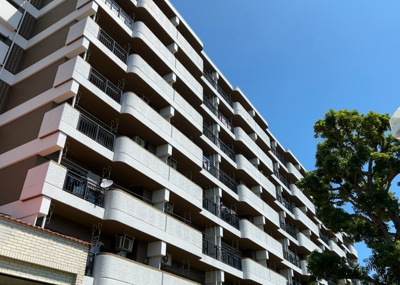 【バルコニー】 | グリーンコープ鹿島 | 一般的なバルコニーは、奥行1.5ｍ程ですが、ワイルドバルコニーは2ｍまで広がっています。そのため洗濯物の間隔をあけ干すことができ、乾きやすいというメリットや、ガーデニングが楽しめる等の特徴があります。