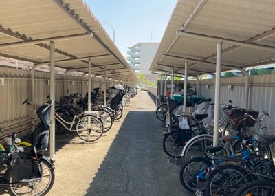 【駐車場】 | グリーンコープ鹿島 | 車一台あたりに必要なスペースは、標準サイズの普通自動車で横幅2m50cm、長さ5mは必要になります。ただし、乗降のことも考慮して横幅3m30cm、長さ5m50cmほどは確保できるところを選びましょう。