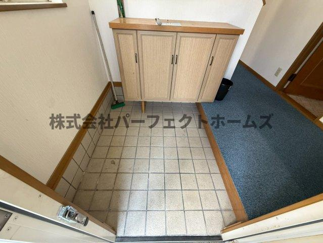 招提中町戸建　賃貸の玄関|収納もある玄関です