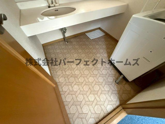 招提中町戸建　賃貸の洗面所|明るい洗面所です