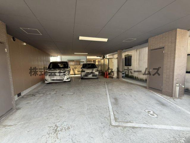 ルナコートの駐車場