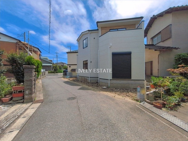 草加市新里町 新築分譲住宅の前面道路含む現地写真