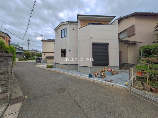 草加市新里町 新築分譲住宅の前面道路含む現地写真