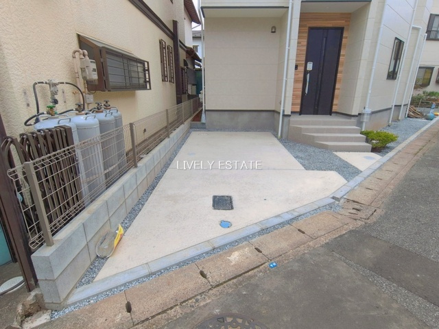 草加市新里町 新築分譲住宅の駐車場