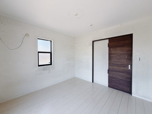 【中古戸建】太田市由良町の洋室|■洋室｜1階洋室はお子さんが赤ちゃんの時は遊ぶ部屋、大きくなるにつれて日常的にみんなが使用し、ご夫婦が歳をとり2階の階段よりも安全な1階を主な部屋にする。時代に合わせて使い方が変化するお部屋です。