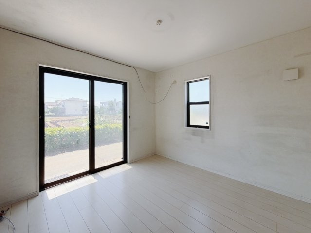 【中古戸建】太田市由良町の洋室|■洋室｜南の窓から柔らかな陽射しが心地よく差し込むお部屋。休日はゆったりとした時間を過ごせそうですね♪