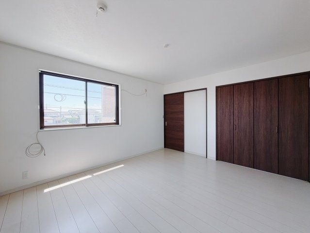 【中古戸建】太田市由良町の洋室|■洋室｜2階各居室には収納をご用意しています♪常にお部屋を綺麗に保てます！小さなお子様も自然とお片付けができるようになるのでうれしいですよね！