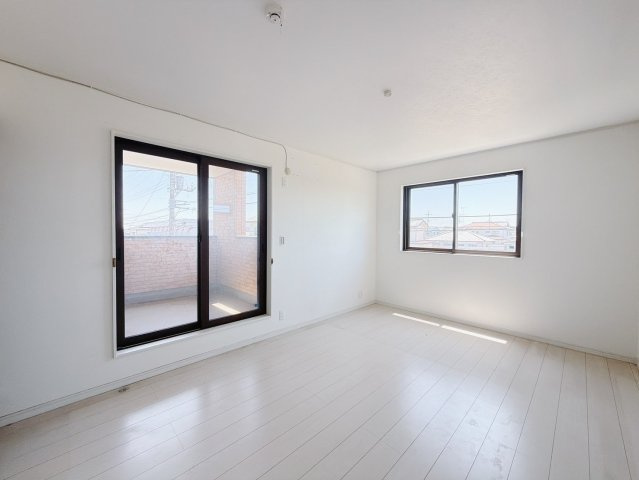 【中古戸建】太田市由良町の洋室|■洋室｜バルコニーにも出られる2階の一室♪お勉強などに疲れたら気晴らしもできますね♪