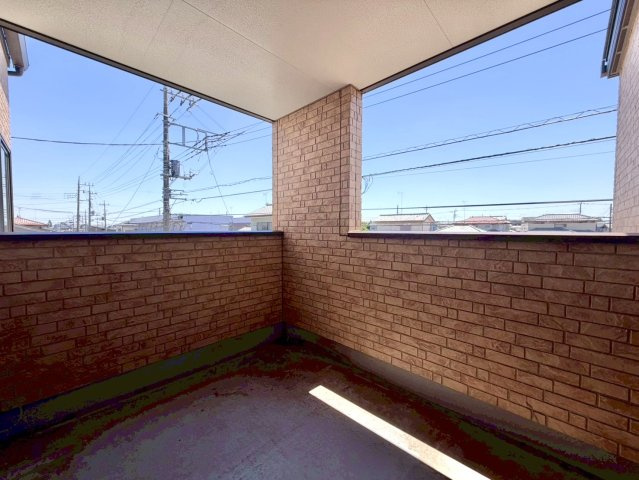【中古戸建】太田市由良町のバルコニー|■バルコニー｜普通のバルコニーより広い仕様のバルコニー。洗濯物やお布団だけでなく雨の日にたまった洗濯物はもちろん、プランターを置くことで家庭菜園も可能です♪