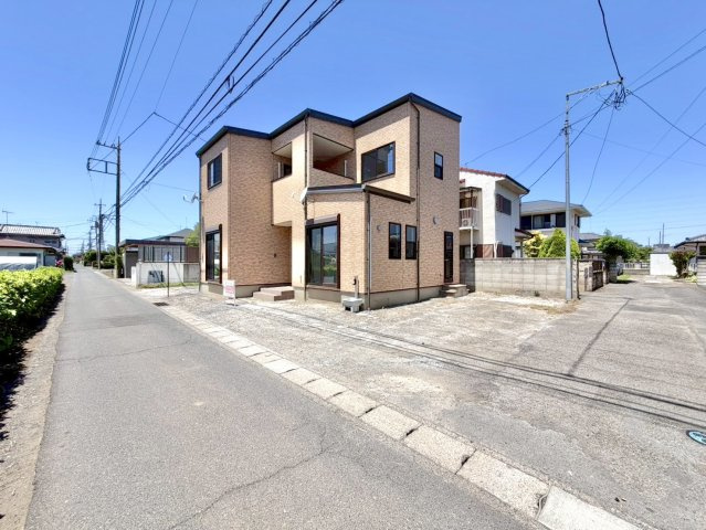 【中古戸建】太田市由良町の前面道路含む現地写真|■外観｜角地のため風通しが良く開放感があり、隣接する建物が少なくプライバシーを確保しやすいのがメリットです♪