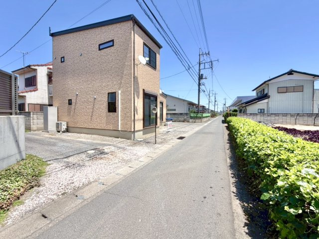 【中古戸建】太田市由良町の前面道路含む現地写真|■外観｜土日のご見学はもちろん、平日・夜間のご案内も大歓迎です♪「今から見たい」や「仕事終わりに見たい」にもご対応できますのでお気軽にお問い合わせください♪
