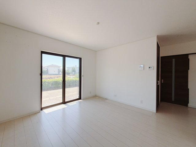 【中古戸建】太田市由良町の居間・リビング|■リビング｜窓から射し込む陽射しが縦横に広がり、あたたかな空間が形づくられています。ここはご家族の笑顔集まる憩いの空間です( ＾＾ )