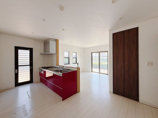 【中古戸建】太田市由良町のキッチン|■リビング｜キッチンからリビング全体が見渡せる一続きの空間！お子様にも目の行き届く安心設計でお部屋のどこにいても会話が弾みます♪