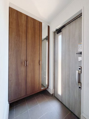 【中古戸建】太田市由良町の玄関|■玄関｜収納豊富な玄関♪全身ミラー付き収納もあり、お出かけ前の身だしなみチェックもバッチリです！