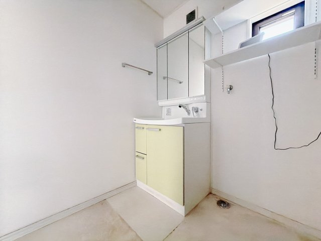 【中古戸建】太田市由良町の独立洗面台|■洗面室｜洗濯機を置いてもゆとりある広さの洗面脱衣室です♪三面鏡の洗面化粧台なので身支度もしやすくおしゃれが好きな方にも嬉しい設計です♪窓があるので換気の際も楽ちんです♪