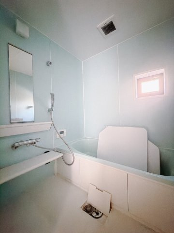 【中古戸建】太田市由良町の浴室|■浴室｜大人が足を伸ばしても入れる広々浴槽ですので、肩まで浸かって体全体をしっかり温められます。窓がついておりますので、湿気で篭りがちなバスルームも換気することができます( ＾＾ )