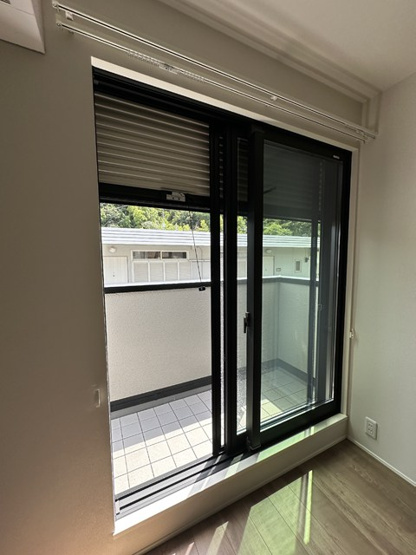 【セキュリティ】 | 【新築】(仮称)ELPIS COURT KURIKI | 防犯シャッター雨戸付きなので夜やお出かけ時も安心です！雨戸は冬場の寒さ対策にもなります◎