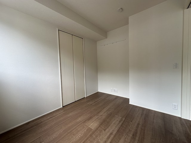 【寝室】 | 【新築】(仮称)ELPIS COURT KURIKI | 南西向き洋室4.3帖☆クローゼットがあります♪お洋服がスッキリ収納できて、整理しやすくなりますね☆
