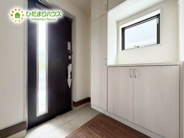 いわき市常磐下船尾１期　新築戸建　2号棟の玄関|スニーカーマニアも納得の天井まであるシューズボックス!(^^)!