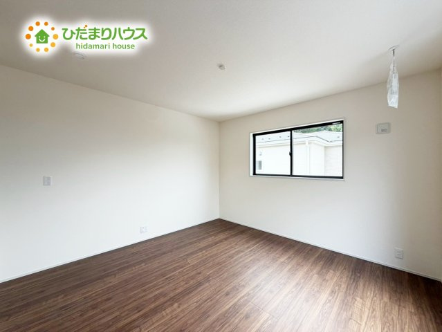 いわき市常磐下船尾１期　新築戸建　2号棟の寝室|バルコニーに面していて、たっぷり光りの入る明るい主寝室です！
