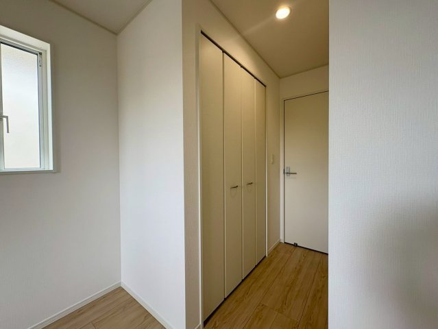 「利便性MAX」高知市南金田第1　2号棟新築一戸建ての収納|洋室内に大容量のクローゼットを完備。衣類や季節物、日用品などをすっきりと機能的に収納しておけます。