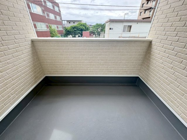 「利便性MAX」高知市南金田第1　2号棟新築一戸建てのバルコニー|明るい陽光が差し込むバルコニー。洗濯物を干すだけでなく、ちょっとした気分転換のスペースにも最適です。