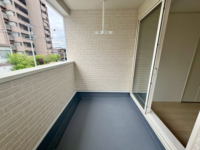 「利便性MAX」高知市南金田第1　2号棟新築一戸建てのバルコニー|物干金物付きで洗濯物が干しやすいバルコニー。インナー風の造りで、急な雨でも慌てず安心です。