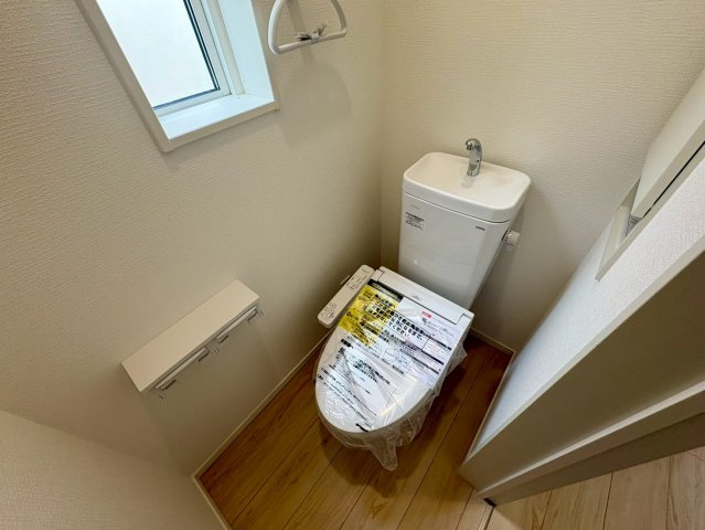 「利便性MAX」高知市南金田第1　2号棟新築一戸建てのトイレ|小窓から自然光が入る明るいトイレ。快適な温水洗浄便座や、便利な2連ペーパーホルダーを備えています。
