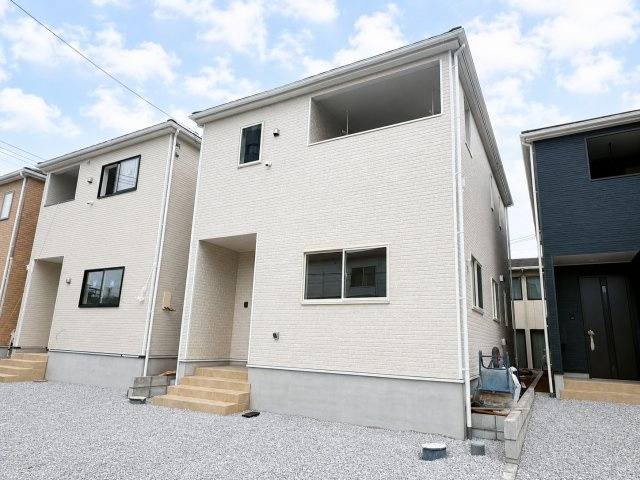 「利便性MAX」高知市南金田第1　2号棟新築一戸建ての外観|明るいベージュ調の外壁が洗練された印象を与える外観。シンプルで飽きのこないモダンなデザインです。