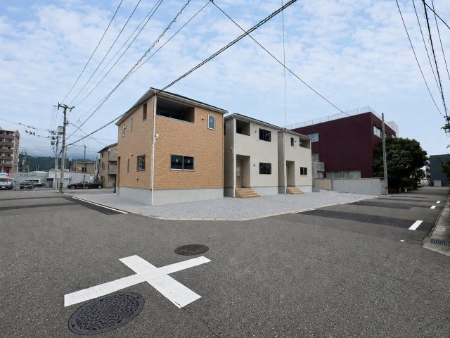 「利便性MAX」高知市南金田第1　2号棟新築一戸建ての前面道路含む現地写真|角地に位置し、開放感のある分譲街区。前面道路も整備されており、車の出し入れや駐車もスムーズです。