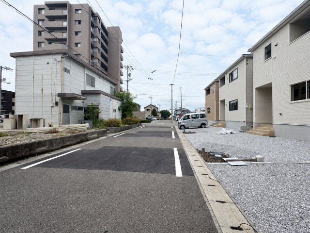 「利便性MAX」高知市南金田第1　2号棟新築一戸建ての前面道路含む現地写真|すっきりと美しく整備された前面道路。十分な幅員があり、視界が広く車の運転や出し入れも安心です。