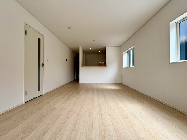 「利便性MAX」高知市南金田第1　2号棟新築一戸建ての居間・リビング|明るく開放感のある18帖LDK。対面式キッチンからは部屋全体が見渡せ、家族との会話も弾みます。