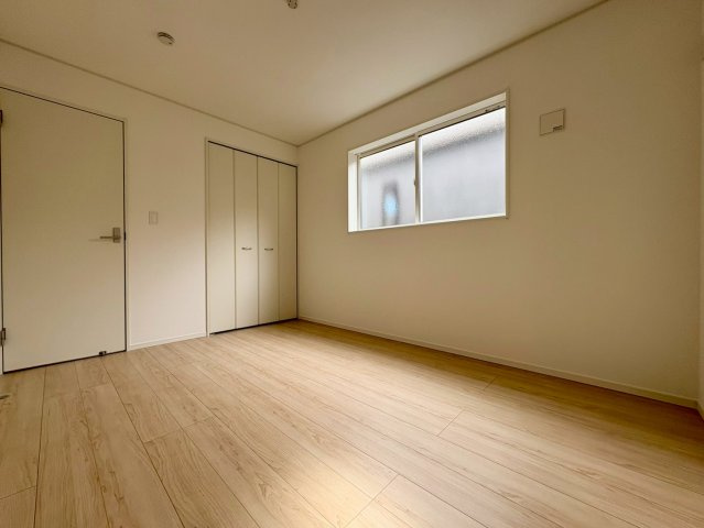 「利便性MAX」高知市南金田第1　2号棟新築一戸建ての洋室|クローゼット完備で収納に困らない洋室。シンプルな内装は、家具の配置がしやすく模様替えも楽しめます。