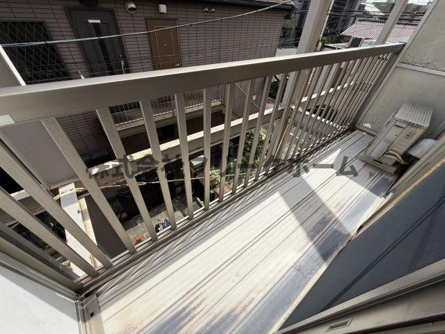 三鷹市上連雀２丁目のアパートのバルコニー