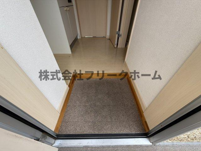 三鷹市上連雀２丁目のアパートの玄関