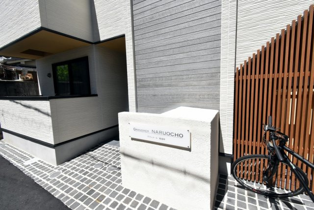 グランメール鳴尾町のエントランス