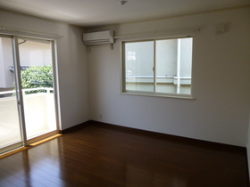 ドミール芦屋 戸建ての居間・リビング|おしゃれな居間です