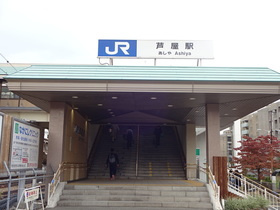 ドミール芦屋 戸建てのエントランス|ゆとりのあるエントランスです