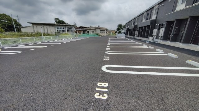 シャインスターアイズの駐車場