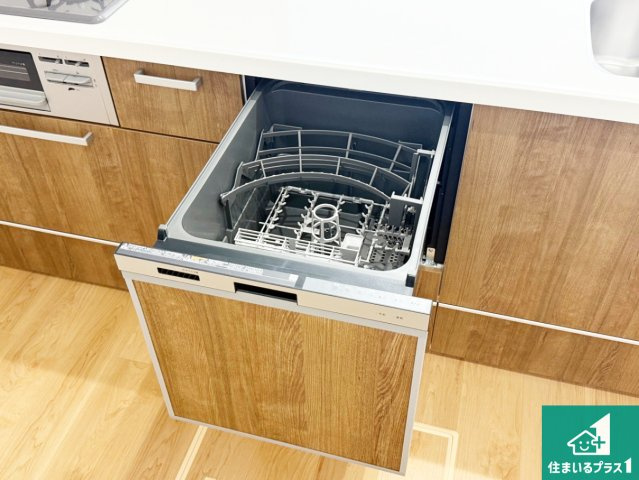 藤井寺市小山　第2期　新築一戸建ての設備|食事後の一仕事、食器洗いをボタン一つでお任せできちゃいます！場所を取らないビルトイン式なので、お料理スペースもしっかり確保！