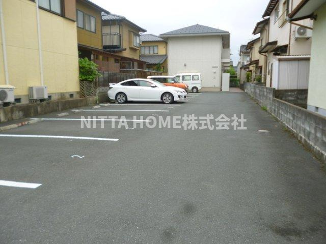 豊岡市野田のアパートの駐車場|敷地内駐車場です◎