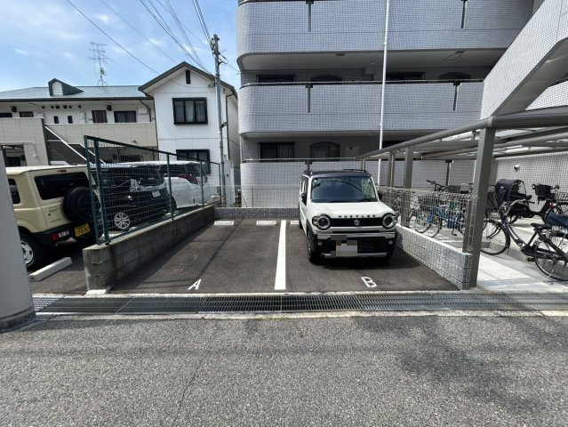 ラフィーネ甲子園の駐車場