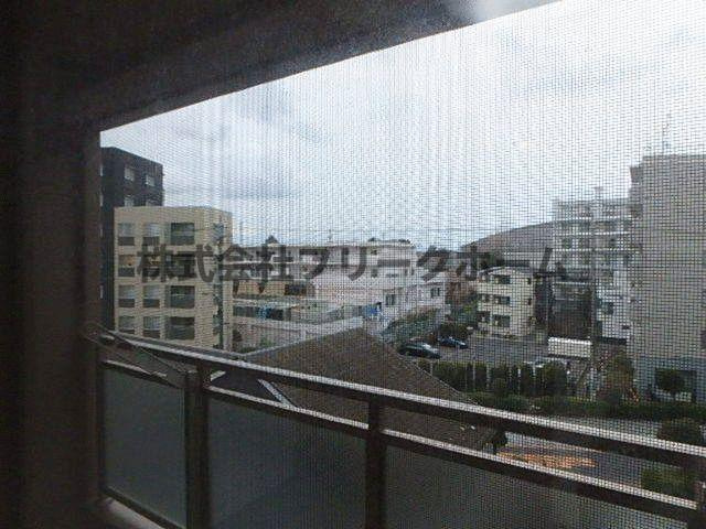 三鷹市上連雀６丁目の賃貸マンションのバルコニー