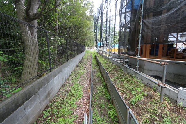 【GARBOCITY】小平回田町全10区画　残６棟の外観|本分譲地の西側に隣接している水路です。実際は水は流れておりません。所有者は小平市です。