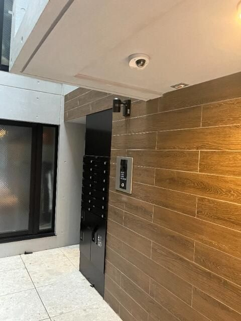 エフプレスト橋場のエントランス